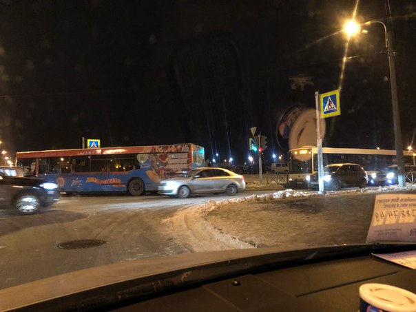 Колонна автобусов на аварийке стоит по ул. Коммуны-ул. Ленской-ул. Белорусской к автобусному кольцу....