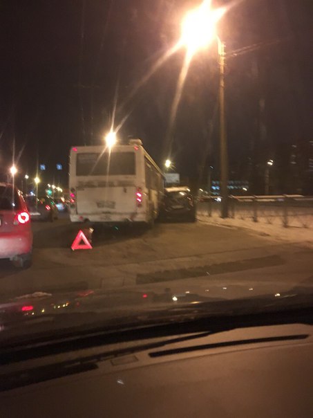 На Доблести, после Петергофского шоссе, автобус ушатал легковушку! Проезд затруднён