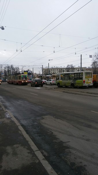На Торжковской,2 водитель маршрутки К-17, при развороте с правого ряда подбил Mercedes.