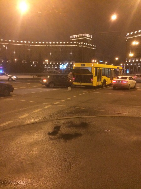 Дед куда-то торопился и «ушатал» 111 автобус,въезд на Комсомольскую площадь в сторону КирЗы со Стаче...