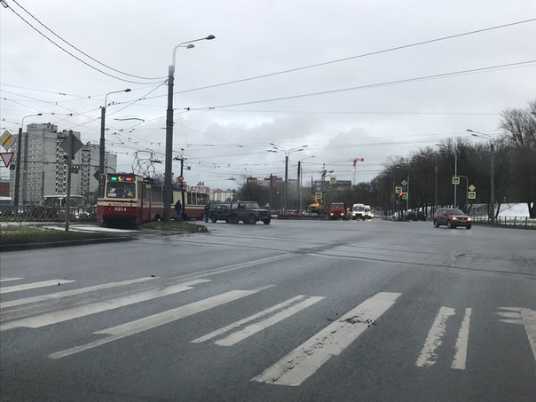 На перекрестке проспекта Маршала Жукова и Петергофского шоссе произошло ДТП, машины ехали, а теперь ...