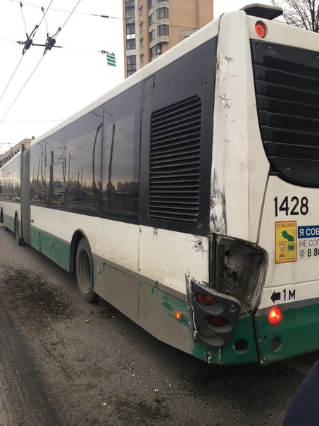Маршрутка задела автобус 24 маршрута перед перекресиком Хасанской и Наставников