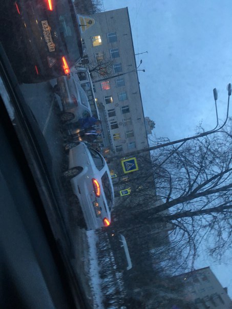 Небольшое ДТП и разбор полётов на бульваре Новаторов и улице Танкиста Хрустицкого. Собралась пробка
