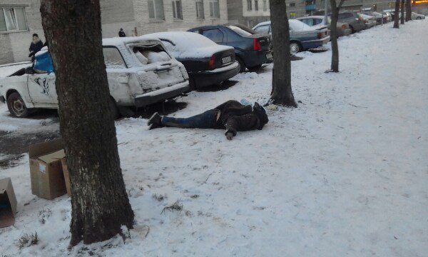 У Брянцева 15 в машине нашли труп бомжихи сегодня утром замёрзла