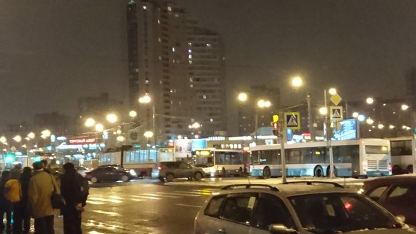 ДТП на перекрестке Коллонтай и Большевиков. Стоит трамвай прямо посередине, перекрывая проезд и авар...