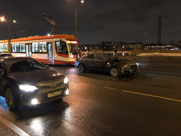 Дтп митсубиши и Audi напротив дома 199 по проспекту Обуховской обороны. Трамваи стоят. Свидетели гов...