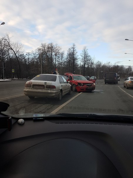 На перекрёстке Петергофского шоссе и ул. Пионерстроя столкнулись 3 машины. Проезду мешают не силь...