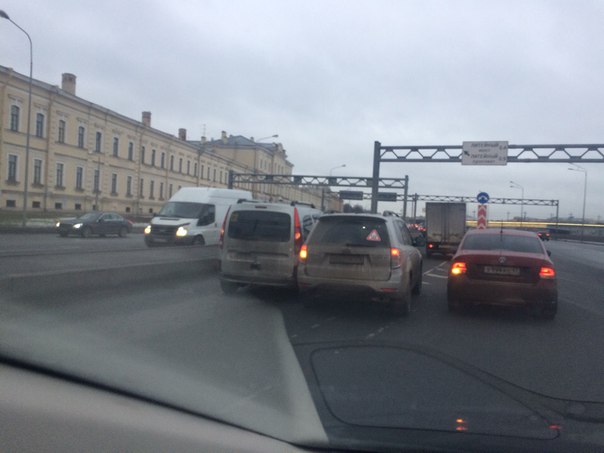 Дтп на Пироговской наб. при заезде на Литейный мост