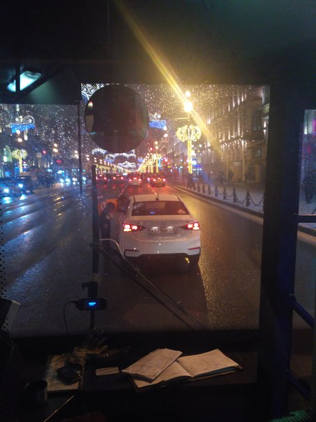 Дтп на Невском, у поворота на Маяковского. Троллейбус наехал Hyundai с очень помятым на лицо водителя...