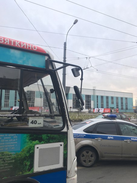 Маршрутка задела автобус 24 маршрута перед перекресиком Хасанской и Наставников