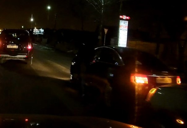 В Янино по дорога на СПБ, Каблучок Peugeot Партнер не среагировал на торможение Audi с знаком Ш на пеше...