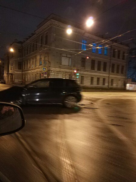 Ночью не смогли поделить пустой перекресток Боткинской и Лебедева, водителей в машинах нет