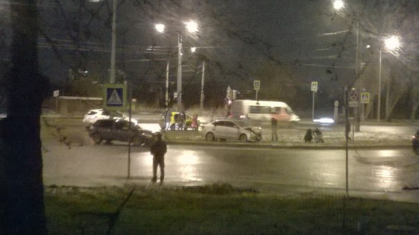 На перекрёстке проспекта Маршала Жукова и ул.Бурцева. Ждут службы. Девушка очевидец оказывает помощь...