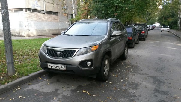7 декабря днем с Вазаского переулка в Приморском районе, был угнан автомобиль Кia SORENTO темно-серо...