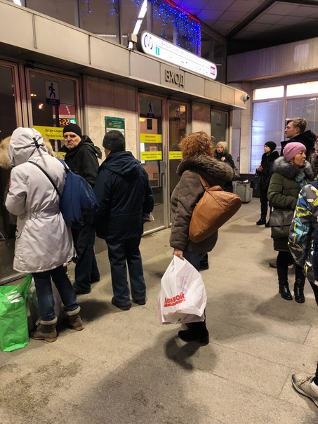С 16:22 станция метро Академическая закрыта из-за бесхозного предмета