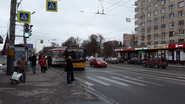 На площади Мужества Водители общественного транспорта из ближнего зарубежья устроили ДТП в погоне за...