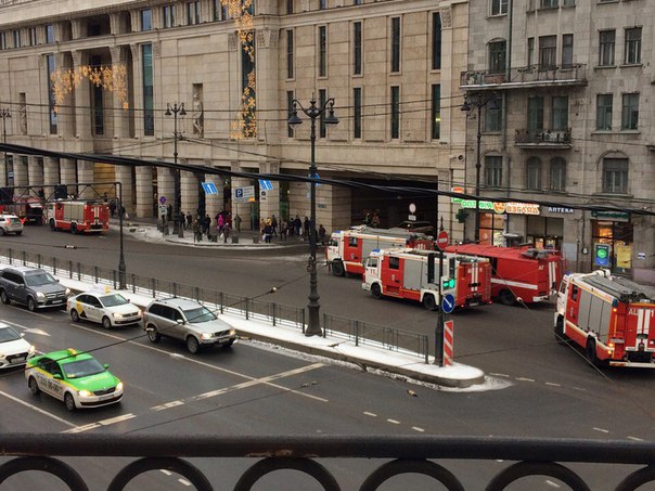 Много пожарных у Галереи. Что случилось не понятно.