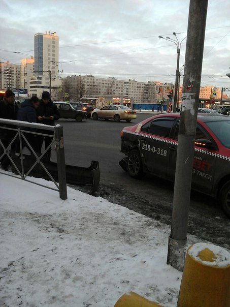 На перекрестке Коломяжского пр и Богатырского столкнулись такси ВЕЗЕТ с Жигули. Такси ВЕЗЕТ повезло...