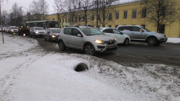 г. Пушкин. Новодеревенская улица. Проезду мешают. Собирается хвост от Славянки к переезду.