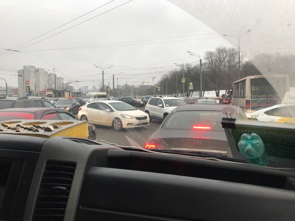 Перекресток Жукова и Петергофского - не работает светофор, собирается пробочка. ГИБДД нет, заявка в ...