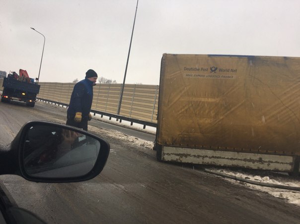 При выезде с Колпинского шоссе на Московское, у фуры оторвался прицеп. Все очень грустно