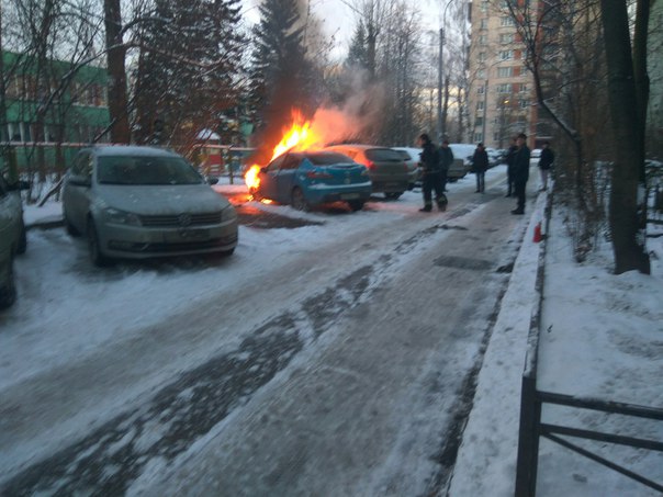 На Лени Голикова загорелся автомобиль