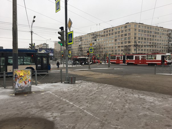 На перекрёстке Ярослава Гашека и Бухарестской улиц стоят трамваи и троллейбусы.