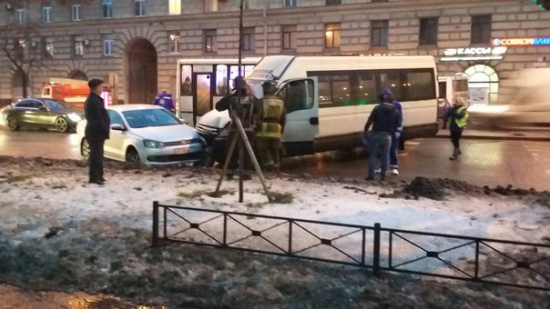 На перекрестке проспекта Стачек и Зенитчиков автобус после столкновения с маршруткой выехал на троту...