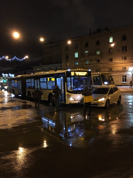 Hyundai на улице Васенко не уступил 107 автобусу который ехал по Кондратьевскому