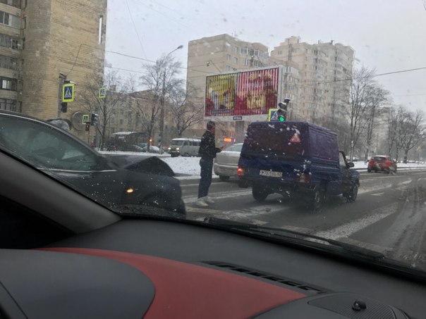 Audi прилетела в каблучок на Непокоренных после кольца, прям перед светофором