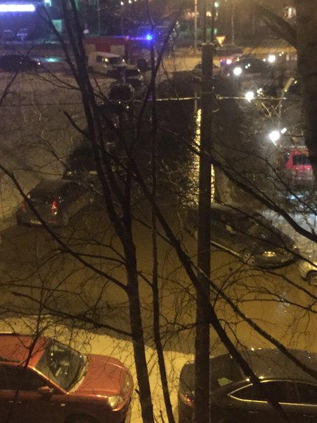 Маршала Новикова 1к1 и вся улица от Испытателей и дальше до Королева в воде, все машины плавают, их ...