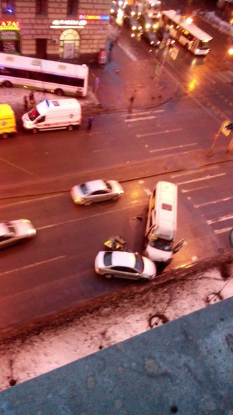 На перекрестке проспекта Стачек и Зенитчиков автобус после столкновения с маршруткой выехал на троту...