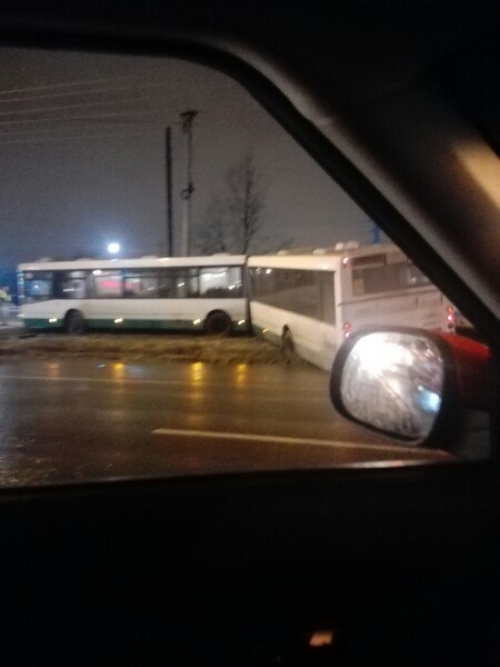 На Дунайском проспекте проспект, у московского шоссе , автобус сошел с маршрута