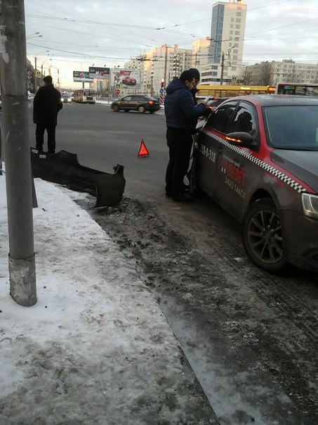 На перекрестке Коломяжского пр и Богатырского столкнулись такси ВЕЗЕТ с Жигули. Такси ВЕЗЕТ повезло...