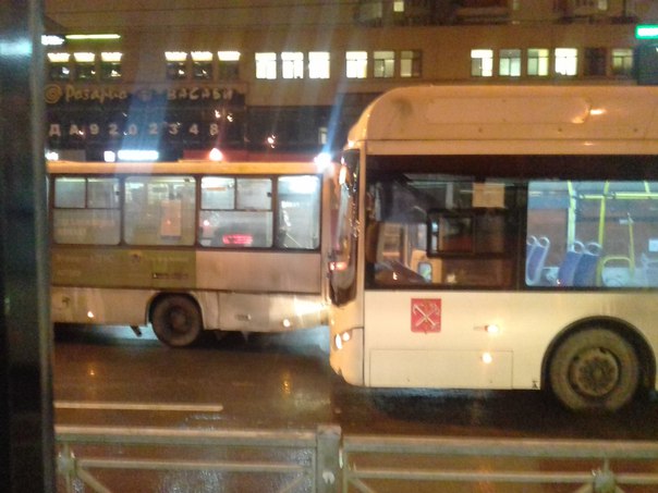 Троллейбус догнал маршрутку на Гашека,проезду немного мешают. Стражей нет.