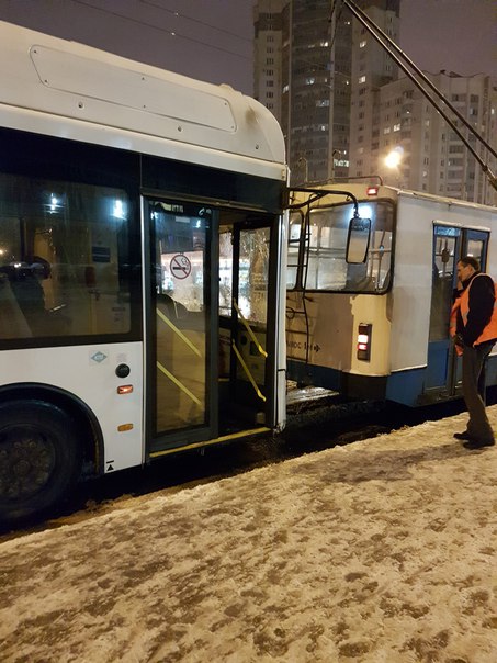Автобус #26 затормозил в троллейбус, лобовое разбито на Ленинском , перед Маршала Жукова