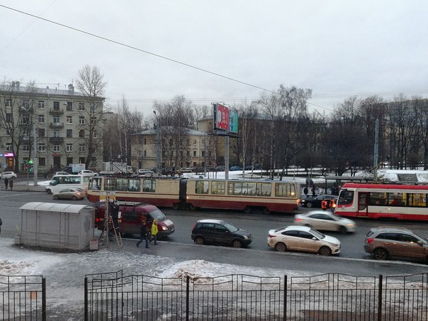 Стоят трамваи на Новочеркасской в сторону Красногвардейской площади.