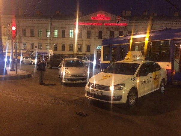 На набережной Макарова не разъехались Peugeot и Такси