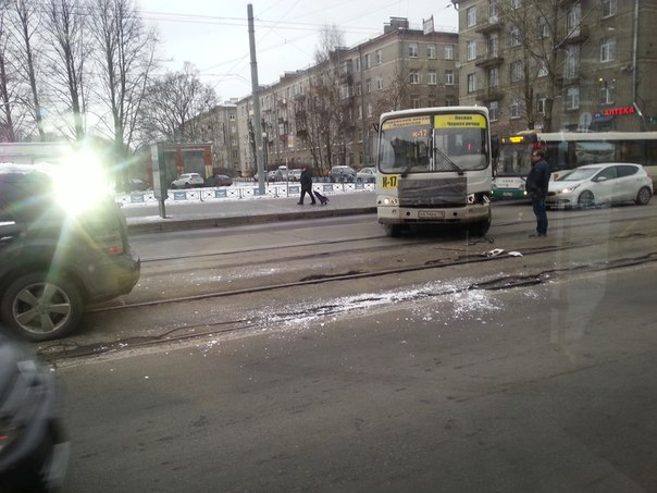 На Торжковской,2 водитель маршрутки К-17, при развороте с правого ряда подбил Mercedes.