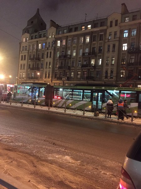 Стоят трамваи на Лиговке . в трамвае забыли сумку.ждут полицию