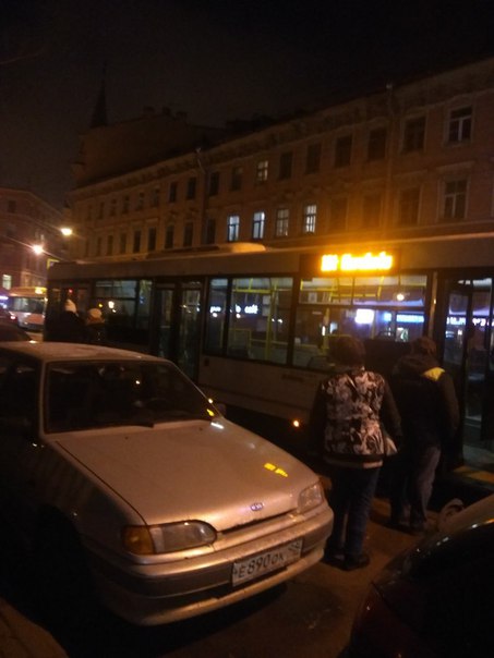 На Садовой у Юсуповского Сада, Тигуан зачем-то въехал в 181 автобус, пассажирам сказали досвидули и ...