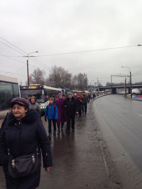 Сломался автобус на Заневском проспекте, не доезжая до Ладожской. Пассажиры всех остальных автобусов...