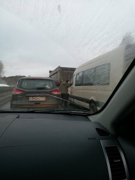 Новоприозерское шоссе стоит мертво перед Васкелово, в сторону Вриозерска. Машина улетела между отбой...