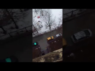 Прорвало трубу во дворе на Маршала Новикова. Фото нет, есть видео.