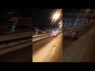Фуры встали на Московском шоссе у Ленты