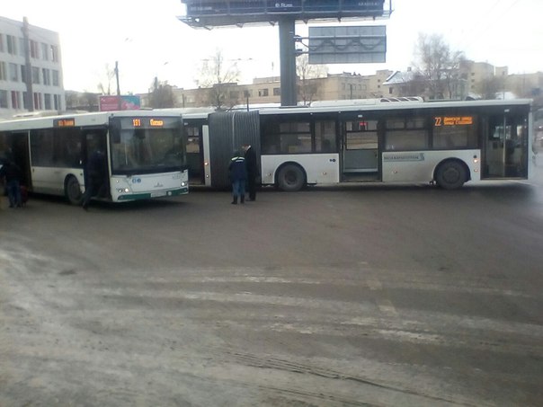 Автобус 181 задел 22-й на Красногвардейской площади 13:05.