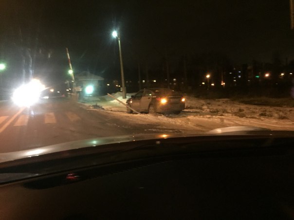 В Пушкине, у переезда московского шоссе в сторону Тярлево. Водитель известного такси перепутал съезд...