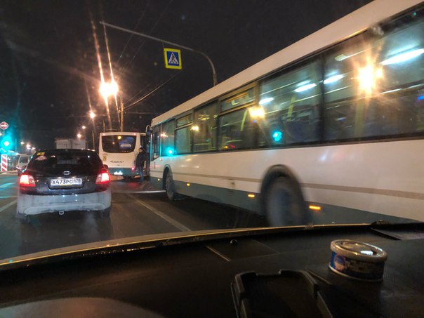Колонна автобусов на аварийке стоит по ул. Коммуны-ул. Ленской-ул. Белорусской к автобусному кольцу....