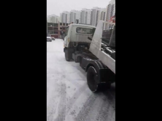 На Туристской у дома 28к3 , эвакуатор, затаскивая припаркованный Mercedes с тротуара, помял ему бамп...