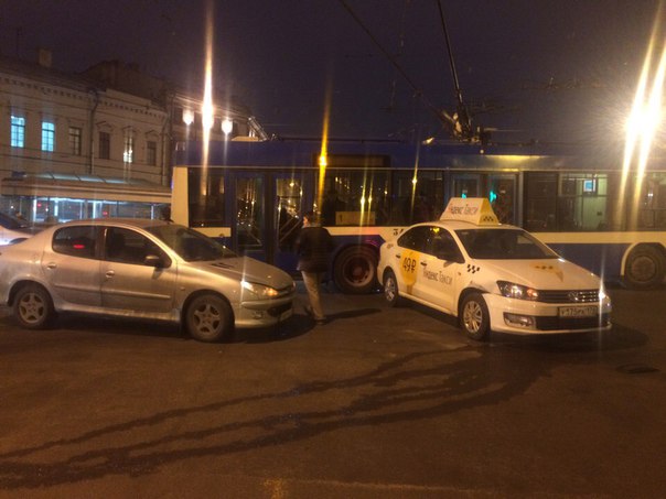 На набережной Макарова не разъехались Peugeot и Такси